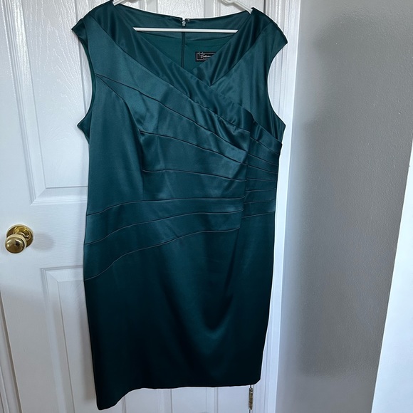 Green dress - Picture 4 of 5